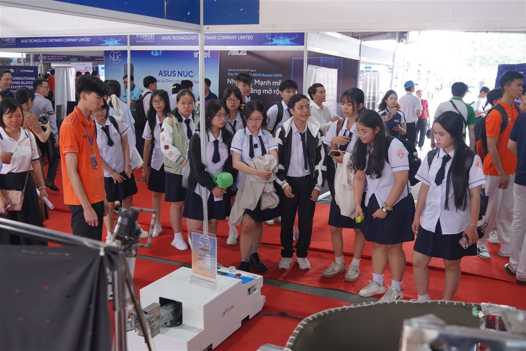 LHU tiên phong đưa trí tuệ nhân tạo cất cánh tại TechFest Đồng Nai 2025