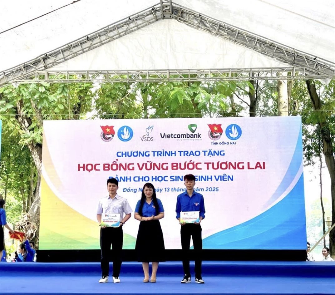 Sinh viên LHU vinh dự nhận học bổng “Vững bước tương lai”