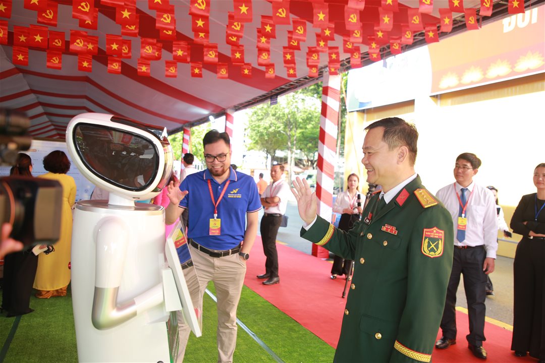 Lạc Hồng mang công nghệ đến Đại hội Đảng tỉnh Đồng Nai lần 1 (2025 - 2030)  Trong khuôn khổ Đại hội đại biểu Đảng bộ tỉnh Đồng Nai lần I, nhiệm kỳ 2025 – 2030, Trường Đại học Lạc Hồng (LHU) vinh dự góp mặt với vai trò đơn vị tham gia triển lãm, giới thiệu các sản phẩm nghiên cứu khoa học, giải pháp công nghệ và mô hình sáng tạo tiêu biểu. Đây là dịp để LHU khẳng định vị thế trong nghiên cứu khoa học, đổi mới sáng tạo và chuyển giao công nghệ, đồng thời thể hiện trách nhiệm của nhà trường trong việc đồng hành cùng sự phát triển bền vững của tỉnh nhà. Tập thể giảng viên, cán bộ LHU tại gian hàng triển lãm công nghệ, đồng hành cùng Đại hội Đảng bộ tỉnh Đồng Nai lần I (2025 – 2030). Không gian triển lãm của LHU đã để lại ấn tượng mạnh mẽ với các sản phẩm nổi bật như Robot AI Service; các sản phẩm nghiên cứu trong lĩnh vực dược phẩm; công nghệ thực phẩm; cùng những mô hình sáng tạo ứng dụng trong thực tiễn. Robot AI Service của Đại học Lạc Hồng gây ấn tượng mạnh, thu hút sự chú ý của các đại biểu tại không gian triển lãm. Đặc biệt, trong sáng ngày 28/9/2025, Đ/c Vũ Hồng Văn – Bí thư Tỉnh uỷ, Trưởng Đoàn đại biểu Quốc hội tỉnh Đồng Nai cùng các đồng chí lãnh đạo tỉnh đã đến tham quan, tìm hiểu các sản phẩm công nghệ của LHU. Sự quan tâm, động viên và ghi nhận từ lãnh đạo tỉnh chính là nguồn khích lệ to lớn, tiếp thêm động lực để thầy và trò Lạc Hồng tiếp tục khẳng định vai trò tiên phong trong nghiên cứu khoa học, đổi mới sáng tạo và chuyển giao công nghệ. Đ/c Vũ Hồng Văn – Bí thư Tỉnh ủy, Trưởng Đoàn ĐBQH tỉnh Đồng Nai, bày tỏ sự quan tâm đến sản phẩm công nghệ do giảng viên và sinh viên LHU nghiên cứu, phát triển. Sự hiện diện của LHU tại Đại hội lần này không chỉ dừng lại ở việc hoạt động trưng bày sản phẩm, mà còn là lời khẳng định về cam kết phát triển bền vững theo phương châm “Chất lượng – Uy tín – Tiên phong”. Những công trình, giải pháp được giới thiệu chính là minh chứng cho khát vọng của LHU trong việc đồng hành cùng tỉnh Đồng Nai ở giai đoạn phát triển mới. Tại Đồng Nai, LHU chính là địa chỉ đào tạo gắn liền thực tiễn khoa học – công nghệ. Hằng năm, Trường đào tạo đội ngũ kỹ sư, cử nhân, thạc sĩ, tiến sĩ… chất lượng, giữ vai trò then chốt cho sự bứt phá và hội nhập.  Với niềm tự hào về thành tích quốc tế (3 lần vô địch ABU Robocon, 5 lần vô địch Shell Eco Marathon Asia, 10 lần vô địch Robocon Việt Nam), Đại học Lạc Hồng tiếp tục khẳng định vị thế tiên phong, sẵn sàng hội nhập toàn cầu và đóng góp tích cực cho cộng đồng.  Một số hình ảnh tại gian hàng triển lãm của Đại học Lạc Hồng: