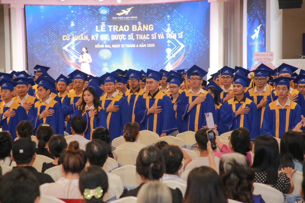 Gần 800 tân Khoa LHU tốt nghiệp trong cảm xúc và tự hào