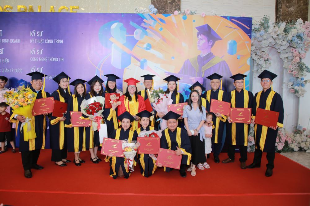 Gần 800 tân Khoa LHU tốt nghiệp trong cảm xúc và tự hào