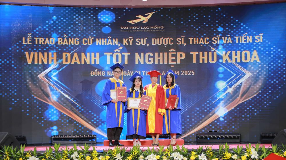 Gần 800 tân Khoa LHU tốt nghiệp trong cảm xúc và tự hào
