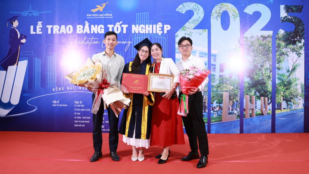 Gần 800 tân Khoa LHU tốt nghiệp trong cảm xúc và tự hào