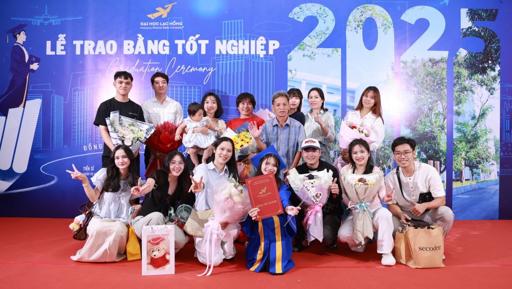 Gần 800 tân Khoa LHU tốt nghiệp trong cảm xúc và tự hào