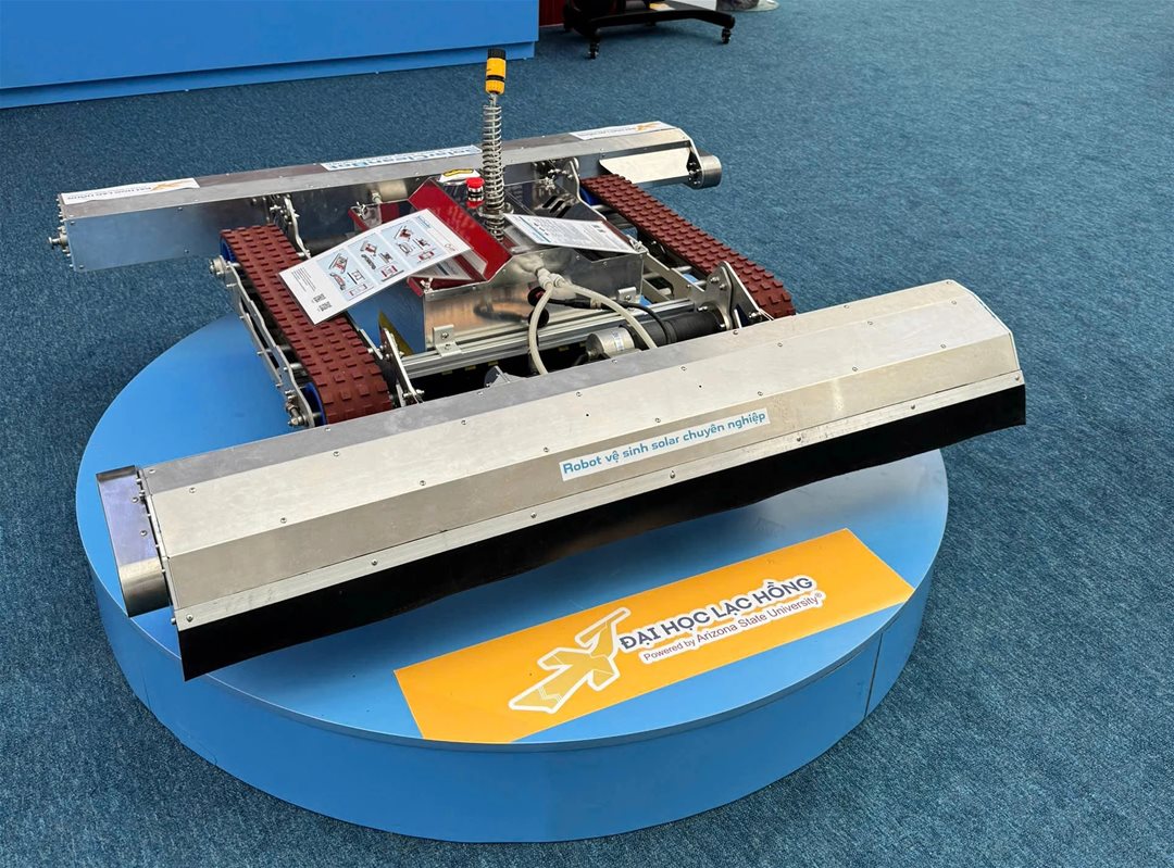 Robot vệ sinh pin năng lượng mặt trời tại triển lãm A80
