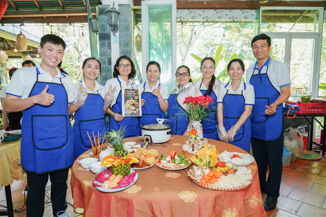 LHU tổ chức chuỗi hoạt động ý nghĩa chào mừng Ngày Quốc tế Phụ nữ 8/3, gắn kết Nhà giáo – Người lao động  Ngày 08/3/2026, Trường Đại học Lạc Hồng (LHU) đã tổ chức chuỗi hoạt động chào mừng 116 năm Ngày Quốc tế Phụ nữ (08/3/1910 – 08/3/2026) và chương trình “Bữa Cơm Tân niên Công đoàn” năm 2026 tại Hội quán Trấn Biên, dành cho đội ngũ Nhà giáo, Người lao động trong toàn trường. Chương trình được tổ chức nhằm tạo không gian giao lưu, gắn kết giữa các đơn vị trong toàn trường, đồng thời góp phần lan tỏa tinh thần đoàn kết, sẻ chia và xây dựng môi trường làm việc tích cực trong đại gia đình LHU. Hình 1 Điểm nhấn của chương trình là hội thi nấu ăn với chủ đề “Món lẩu ba miền”, thu hút sự tham gia của các công đoàn bộ phận trong toàn trường. Tại hội thi, các đội đã cùng nhau thể hiện sự khéo léo và sáng tạo trong chế biến những món lẩu đặc trưng của ẩm thực ba miền Bắc – Trung – Nam. Không chỉ chú trọng hương vị, các đội còn đầu tư công phu trong cách trình bày và thuyết trình ý tưởng món ăn, mang đến nhiều sắc màu ẩm thực phong phú và hấp dẫn. Không khí hội thi diễn ra sôi nổi với sự cổ vũ nhiệt tình của các cổ động viên, tạo nên một sân chơi giao lưu vui tươi, góp phần tăng cường sự gắn kết giữa các đơn vị trong nhà trường. Hình 2 Trong khuôn khổ chương trình, Ban tổ chức cũng đã trao giải cuộc thi ảnh “Duyên dáng áo dài LHU 2026”, nhằm tôn vinh vẻ đẹp duyên dáng, thanh lịch của nữ cán bộ, giảng viên và người lao động trong tà áo dài truyền thống. Những bức ảnh dự thi không chỉ ghi lại những khoảnh khắc đẹp của đội ngũ nữ Nhà giáo – Người lao động LHU mà còn lan tỏa hình ảnh người phụ nữ hiện đại, tự tin, năng động và đầy nhiệt huyết trong công việc. Cuộc thi đã nhận được sự hưởng ứng tích cực từ các đơn vị trong trường, góp phần lan tỏa giá trị văn hóa truyền thống và tôn vinh vẻ đẹp của người phụ nữ Việt Nam. Hình 3 Sau các hoạt động thi và trao giải, toàn thể Nhà giáo và Người lao động đã cùng tham gia chương trình “Bữa cơm Tân niên Công đoàn” trong không khí thân tình, ấm áp. Đây là dịp để các thành viên trong đại gia đình LHU cùng gặp gỡ, giao lưu, chia sẻ niềm vui đầu năm; qua đó tăng cường tinh thần đoàn kết, xây dựng môi trường làm việc tích cực và gắn bó trong toàn trường.  Chuỗi hoạt động chào mừng Ngày Quốc tế Phụ nữ 8/3 không chỉ thể hiện sự quan tâm của nhà trường đối với đội ngũ nữ Nhà giáo và Người lao động mà còn góp phần lan tỏa những giá trị tốt đẹp, xây dựng văn hóa đoàn kết và nhân văn trong cộng đồng LHU.